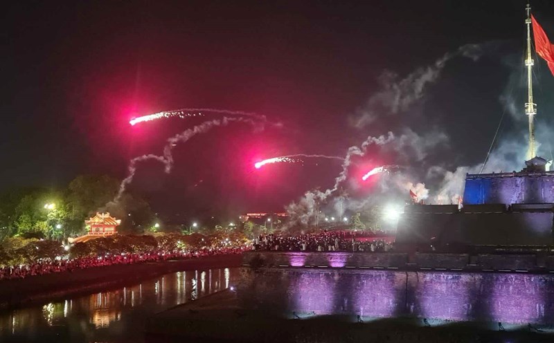 The fireworks display on the night of March 3 in Hue was lost, the audience fled into chaos. Photo: Vo Thanh.