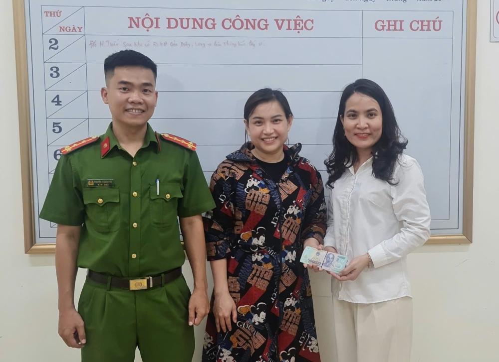 Ella (en el centro) le devolvio mas de $3.000 a la hermana. Imagen de la ciudad de Cao Loan.