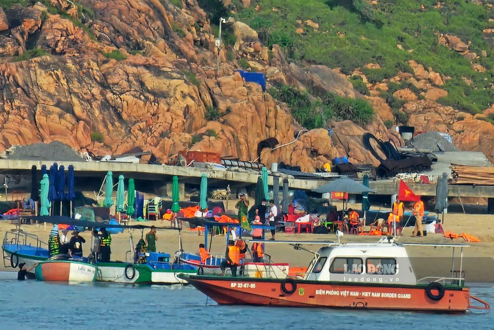 La escena de la motocicleta perdio conduccion, corriendo a la orilla de 4 victimas en el area de Hon Kho Beach (Quy Nhon City, Binh Dinh) en 1.5. Foto: Hoai Luan