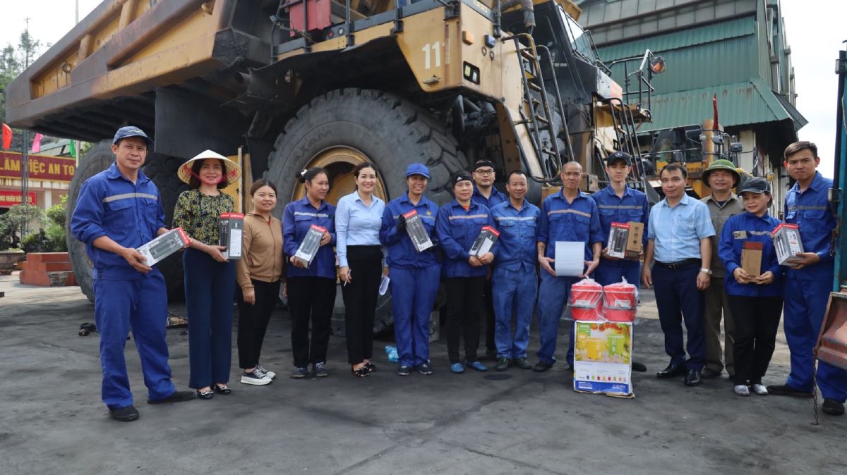 Công đoàn Công ty CP Than Hà Tu đã chủ động chăm lo người lao động dịp nắng nóng. Ảnh: Hoàng Huyên