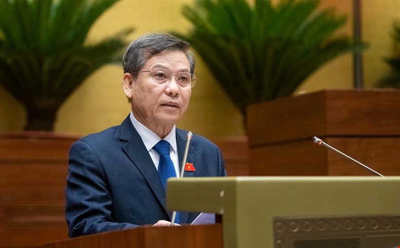 Chief Justice of the Supreme People's Court Le Minh Tri presented the draft Law amending and supplementing a number of articles of the Law on Organization of the People's Court. Photo: Quochoi.vn