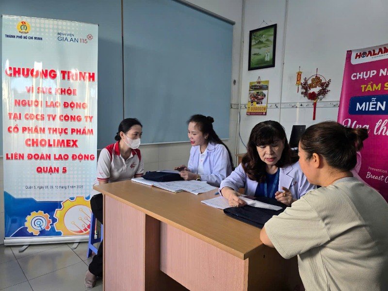 Medical staff check the health and provide health care consultation for female workers. Photo: Duc Long