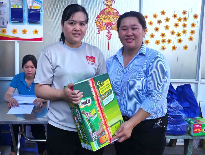 Trao tặng quà do Công ty TNHH Nestlé Việt Nam tài trợ thông qua Quỹ xã hội từ thiện Tấm lòng vàng Báo Lao Động cho các nữ công nhân lao động. Ảnh: Đức Long