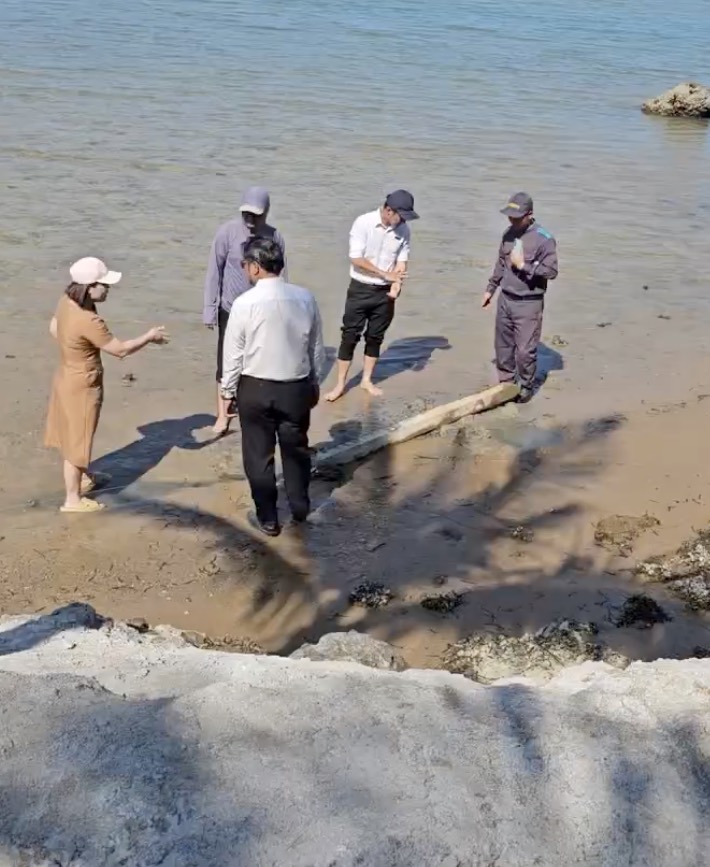 Truoc khi thao do, Cong ty CP Hoan Cau Nha Trang da cu nguoi xuong rao toan bo bo bien. Anh: Huu Long 