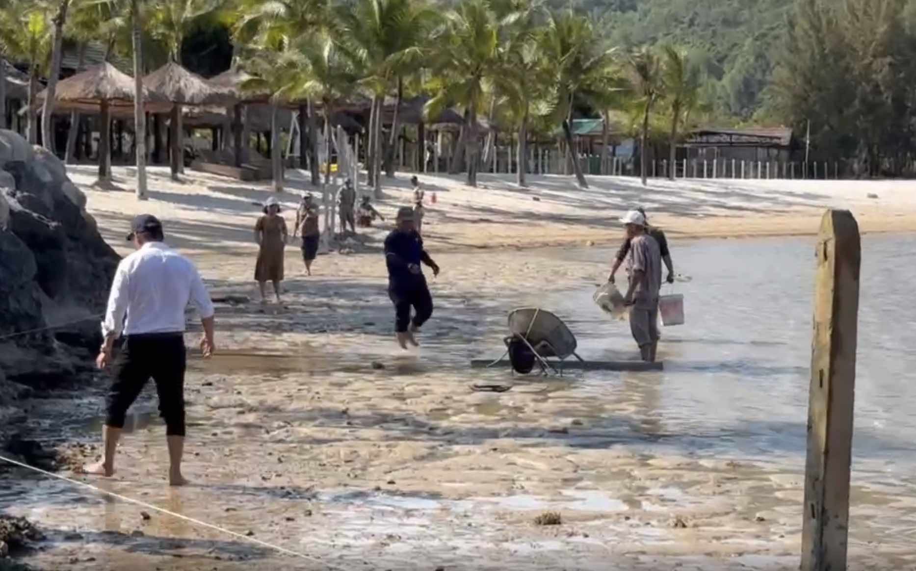 Las autoridades de la comuna de Phuoc Dong estan haciendo campaña para quitar las barreras de acero y los muros de concreto en el mar de Nha Trang. Imagen de Hyo Long