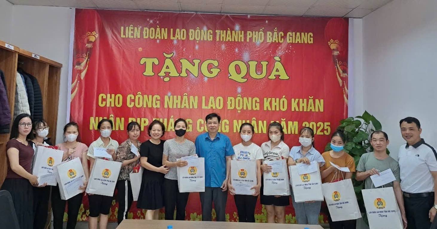 Leaders of the City Labor Federation presented gifts to workers in difficult circumstances at enterprises. Photo: Bac Giang City Labor Federation