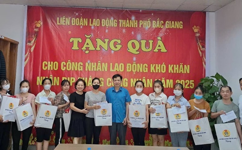 Leaders of the City Labor Federation presented gifts to workers in difficult circumstances at enterprises. Photo: Bac Giang City Labor Federation