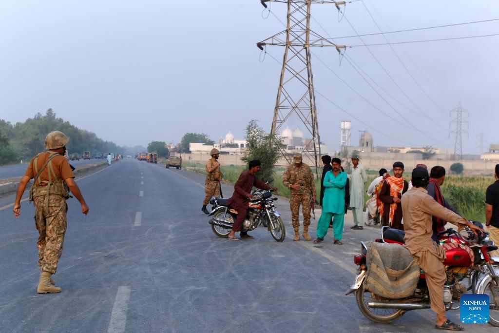 Binh linh Pakistan phong toa mot con duong sau cuoc tan cong bang ten lua cua An Do tai quan Bahawalpur, tinh Punjab, mien dong Pakistan, ngay 7.5.2025. Anh: Xinhua