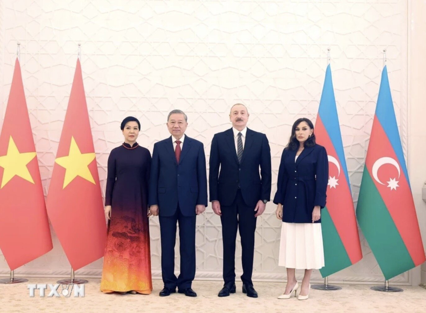 General Secretary To Lam and his wife, along with Azerbaijani President Ilham Aliyev and his wife took a group photo. Photo: VNA