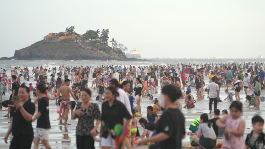 Los turistas disfrutan de vacaciones de 30.4 y 1.5 en la playa de Vung Tau, Ba Ria - Vung Tau. Imagen: En el sentido de la ley