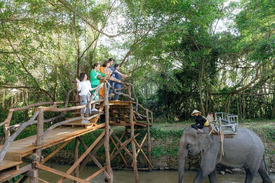 Du khach tham quan, trai nghiem tai khu du lich cong dong o Dak Lak. Anh: B.T