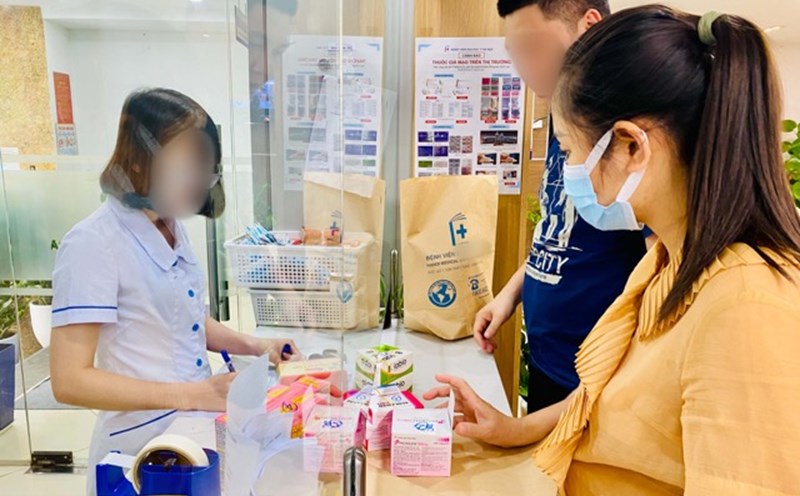 People seek health insurance treatment. Photo: Thuy Linh