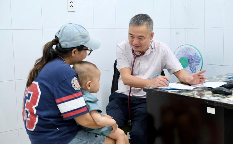 Associate Professor, Dr. Nguyen Lan Hieu examines at Binh Duong General Hospital. Photo: Character provided