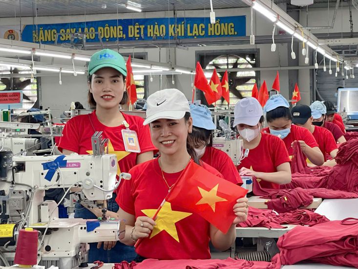 Los trabajadores de la empresa CP Textiles de Hue tienen ingresos estables y se les facilitan condiciones de trabajo favorables y comodas. Imagen: La reina