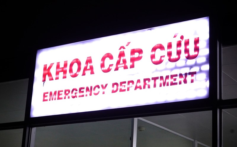 The child who accidentally drank the sewer powder was given timely emergency care by the doctor. Photo: NGUYEN LY