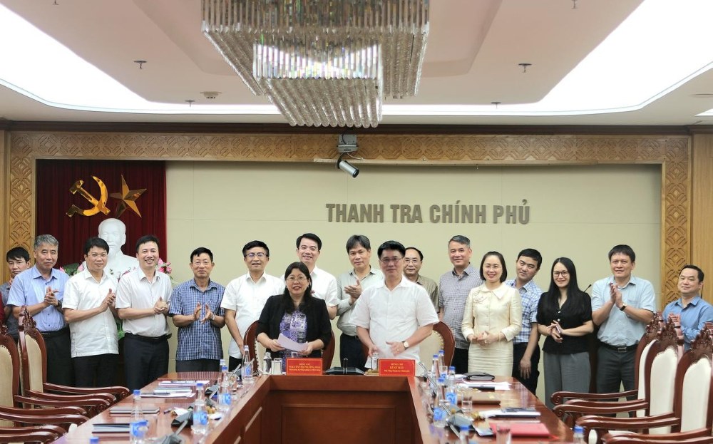 The Government Inspectorate and the Ministry of Agriculture and Environment signed a record of handover and receipt of cadres, inspection plans and related assets and equipment. Photo: Government Inspectorate