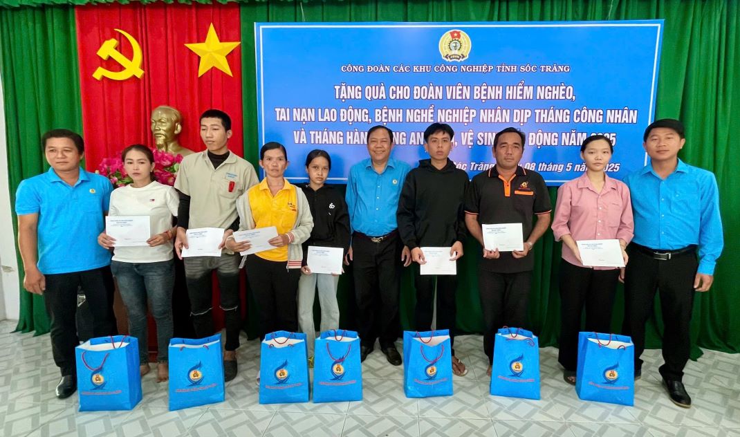 Lãnh đạo Công đoàn Các Khu công nghiệp tỉnh Sóc Trăng tặng quà cho đoàn viên. Ảnh: Anh Khoa