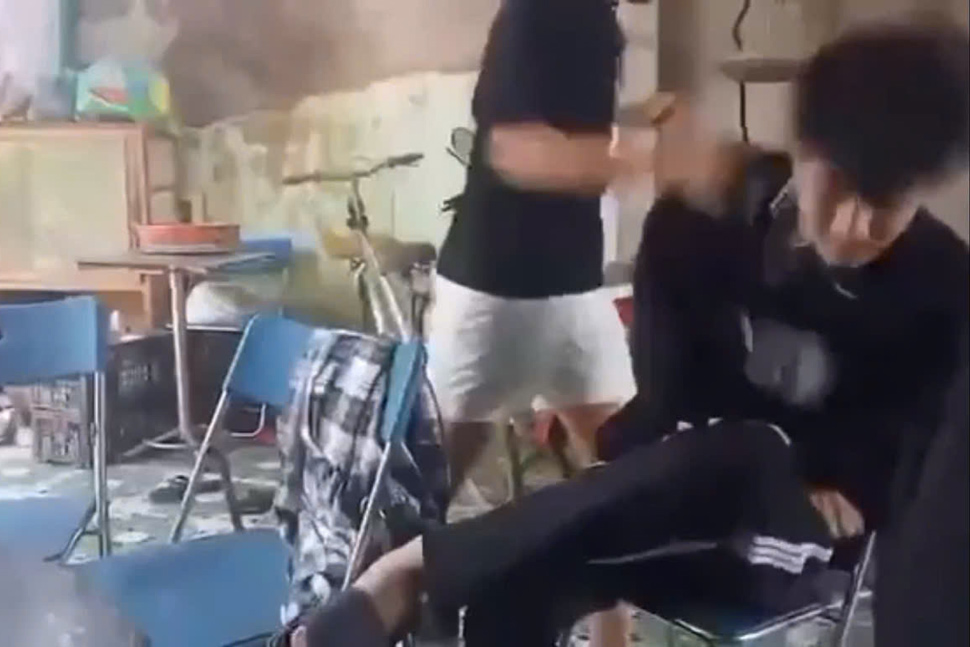 Mi hermana L.V.K., estudiante de 8o grado de la escuela primaria Phuoc Hung (de la prefectura de Tuy Phuoc, Binh Dinh) fue brutalmente golpeada por su compañero. Imagen: El Reino Unido