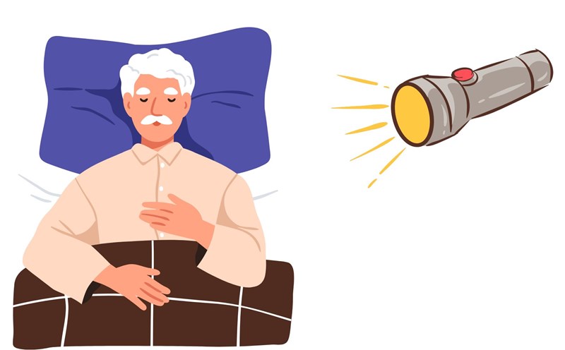 Elderly people, especially those aged 65 and over, should leave their bedside flashlights to go to the toilet to avoid falling. Graphic photo: HUENG SON