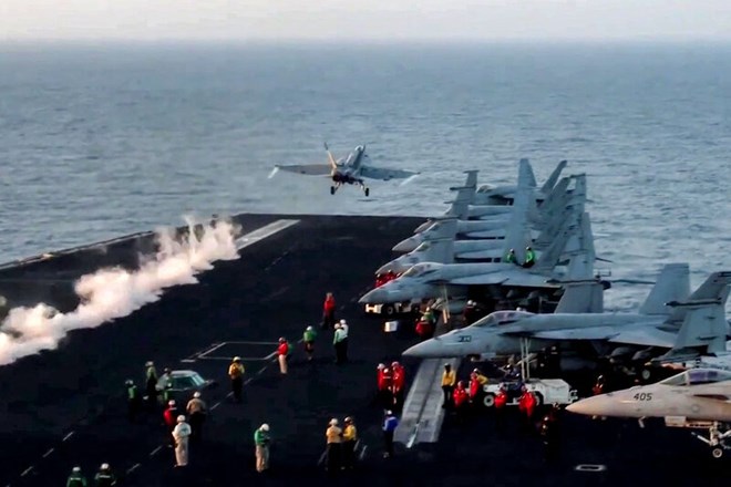 May bay F/A-18 Super Hornet cat canh khoi tau san bay USS Harry S. Truman cua My. Anh: AFP