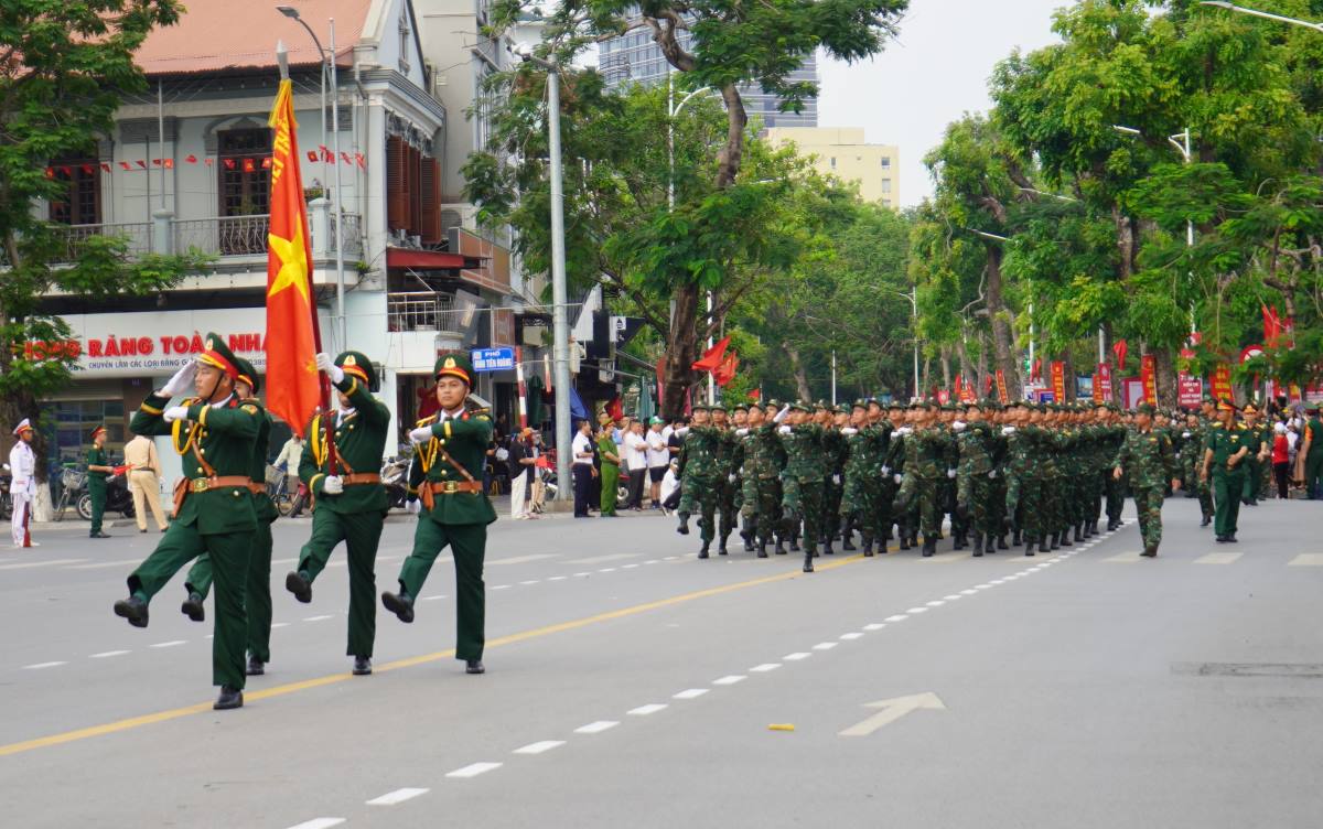 TP Hai Phong cam duong phuc vu duyet doi ngu dieu hanh tai Hai Phong ngay 9.5. Anh. Mai Dung