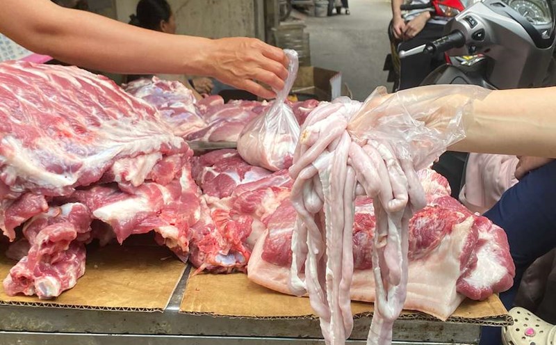 Potential risks from the favorite pork intestines of Vietnamese people. Photo: Tuyet Lan
