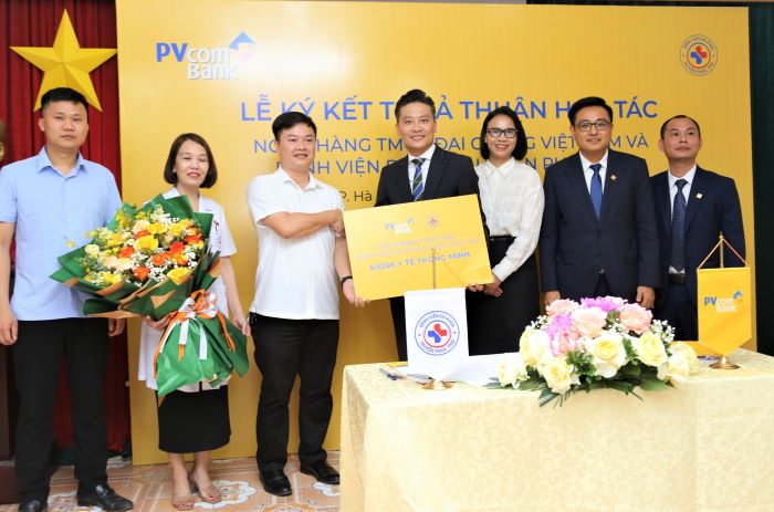 Trong khuon kho thoa thuan, PVcomBank da tai tro cho Benh vien he thong Kiosk y te thong minh va phan mem tiep don benh nhan tu dong. Anh PVcomBank