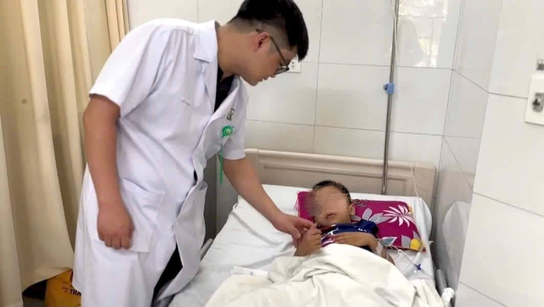 Doctor examines a 6-year-old child in Bac Giang who had an accident due to a sugarcane juice press. Photo: BVCC