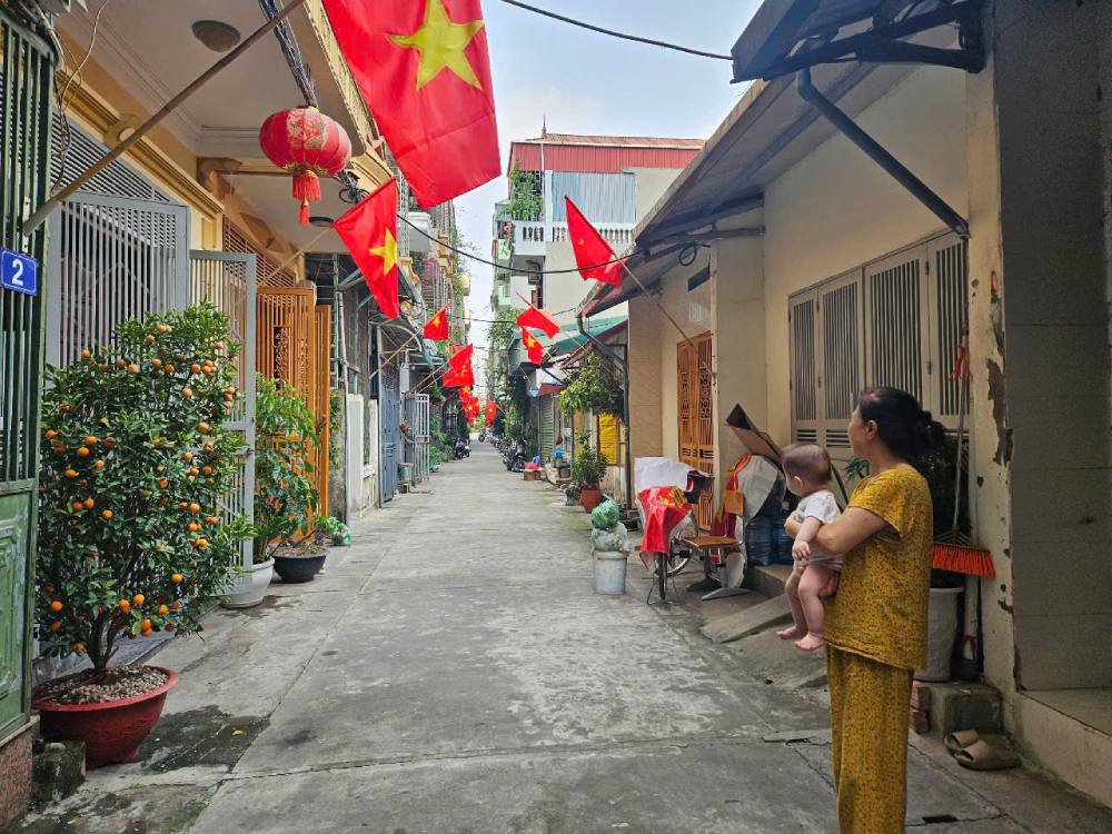 La señora Nguyen Thi Mui tiene a su nieto en el nido 4, distrito de La Khe, distrito de Ha Tinh (Hanoi) - donde la familia de su hijo alquila una pension. Imagen de la pagina web de la Universidad de Hong Kong