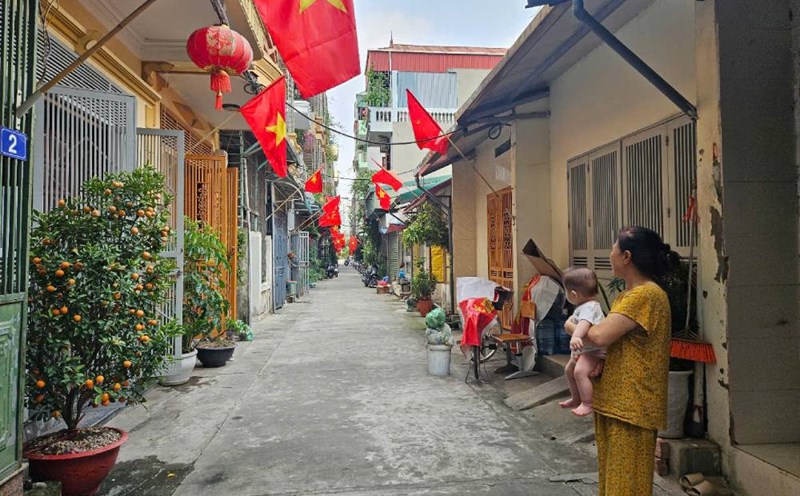 Ms. Nguyen Thi Mui carries her grandchild in group 4, La Khe ward, Ha Dong district (Hanoi) - where her son's family rents a house. Photo: Quynh Chi
