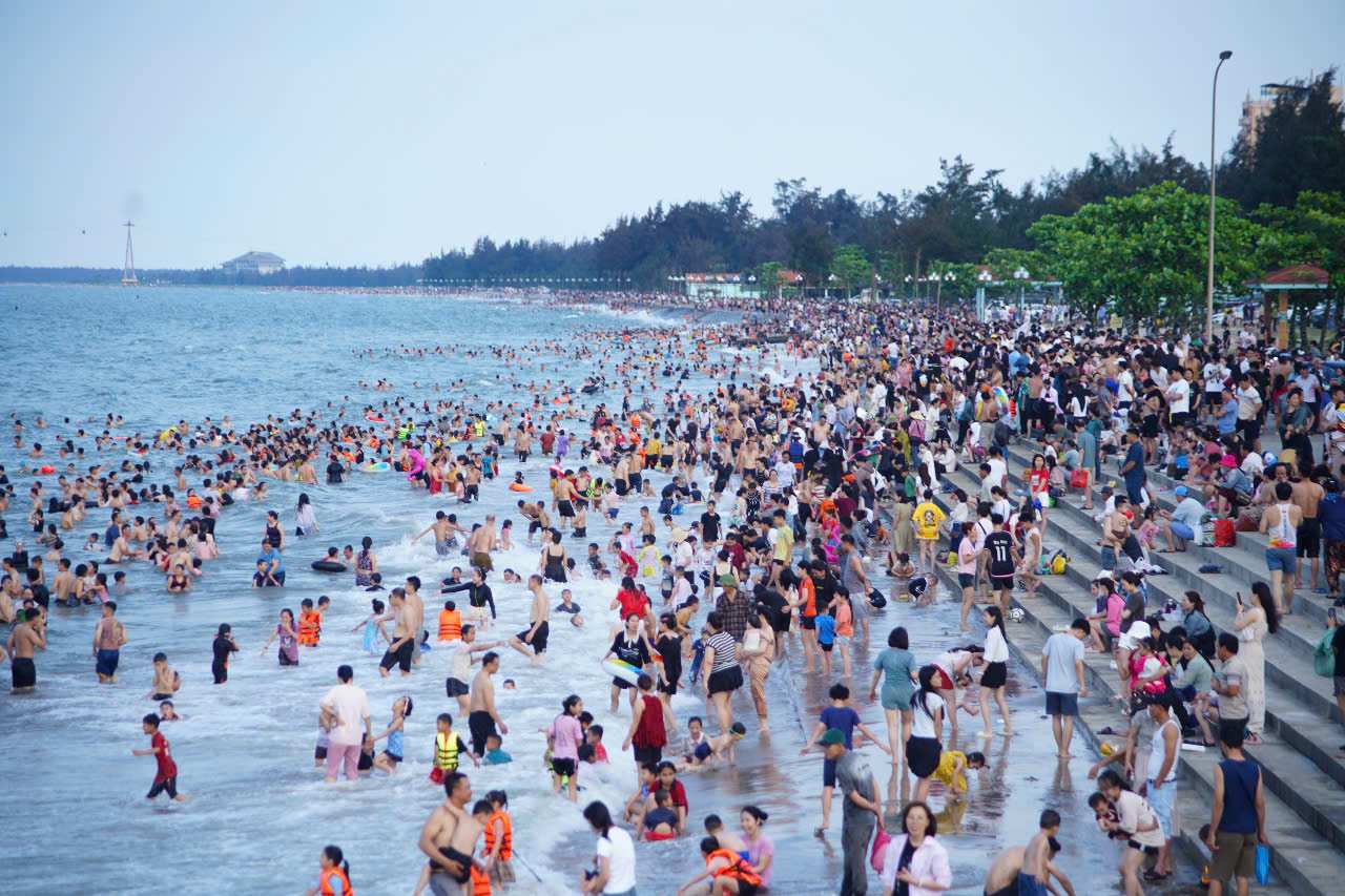 Biển Cửa Lò chật kín du khách dịp nghỉ lễ 30.4-1.5. Ảnh: Duy Chương