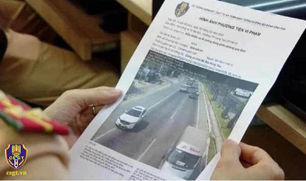 The police check the fine. Photo: Bac Giang Police