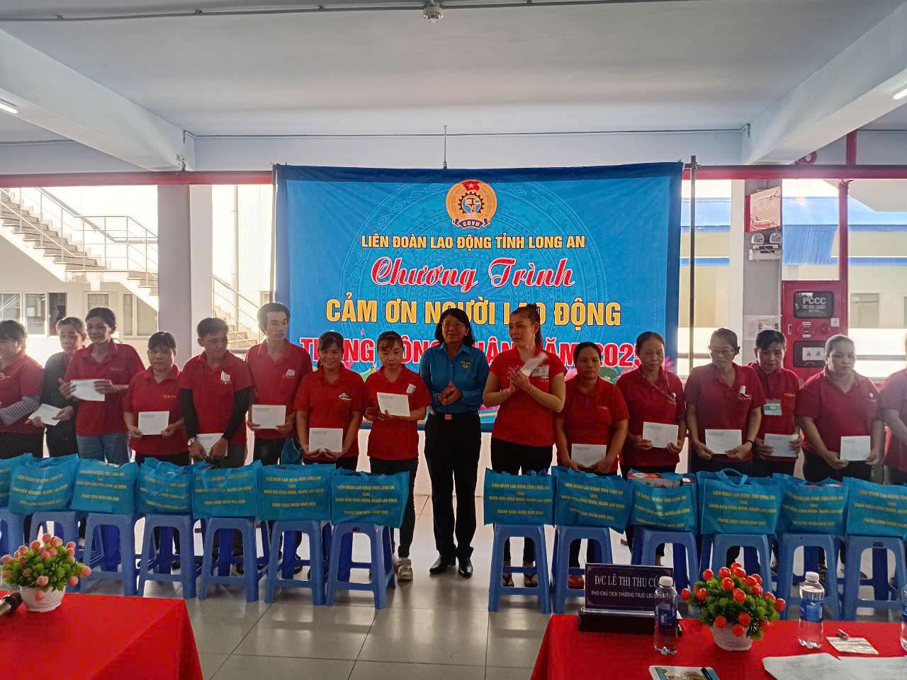 Giving gifts "Thank you to employees" at Elite Vietnam Shoes Company Limited (Can Duoc District, Long An Province). Photo: Ky Quan
