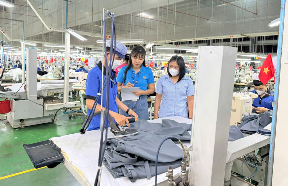 La Junta de Trabajadores de la provincia de Binh Phuoc otorgara medallas a 33 destacados trabajadores sanitarios que garantizan la seguridad laboral. Foto: El equipo de Ping Fu