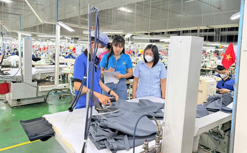 The Binh Phuoc Provincial Federation of Labor will award certificates of merit to 33 outstanding grassroots unions in ensuring occupational safety and hygiene. Photo: Provided by Binh Phuoc Labor Federation