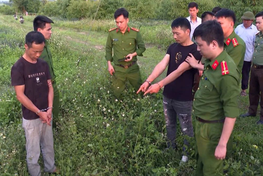 Lien quan den vu xam pham khu lang mo vua Le Tuc Tong (o thon 1, xa Kien Tho, huyen Ngoc Lac), Cong an tinh Thanh Hoa da bat giu 2 nghi pham nguoi Trung Quoc va tien hanh dung lai hien truong. Anh: Cong an Thanh Hoa