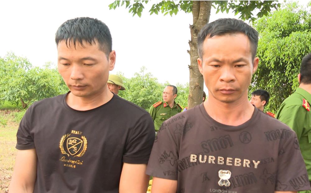Hai nguoi Trung Quoc bi bat giu gom: SHEN JIANGYANG (SN 1982, tru tai huyen Hop Pho, thanh pho Bac Hai, tinh Quang Tay) va DENG ZHIJI (SN 1984, tru tai thi tran Tay Huong, thanh pho Nam Ninh, Khu tu tri dan toc Choang, tinh Quang Tay). Anh: Cong an Thanh Hoa