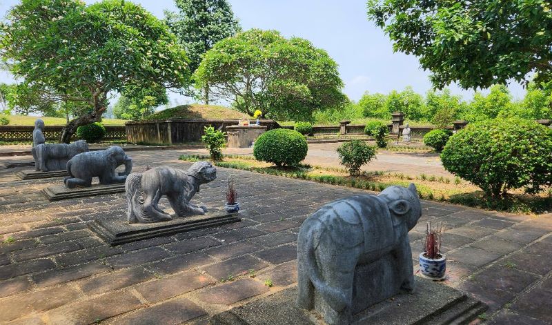 Truoc do, khoang 21h30’ ngay 3.5, Trung tam Nghien cuu lich su va Bao ton di san van hoa Thanh Hoa phat hien khu lang mo vua Le Tuc Tong co dau hieu bi xam hai. Anh: Minh Hoang