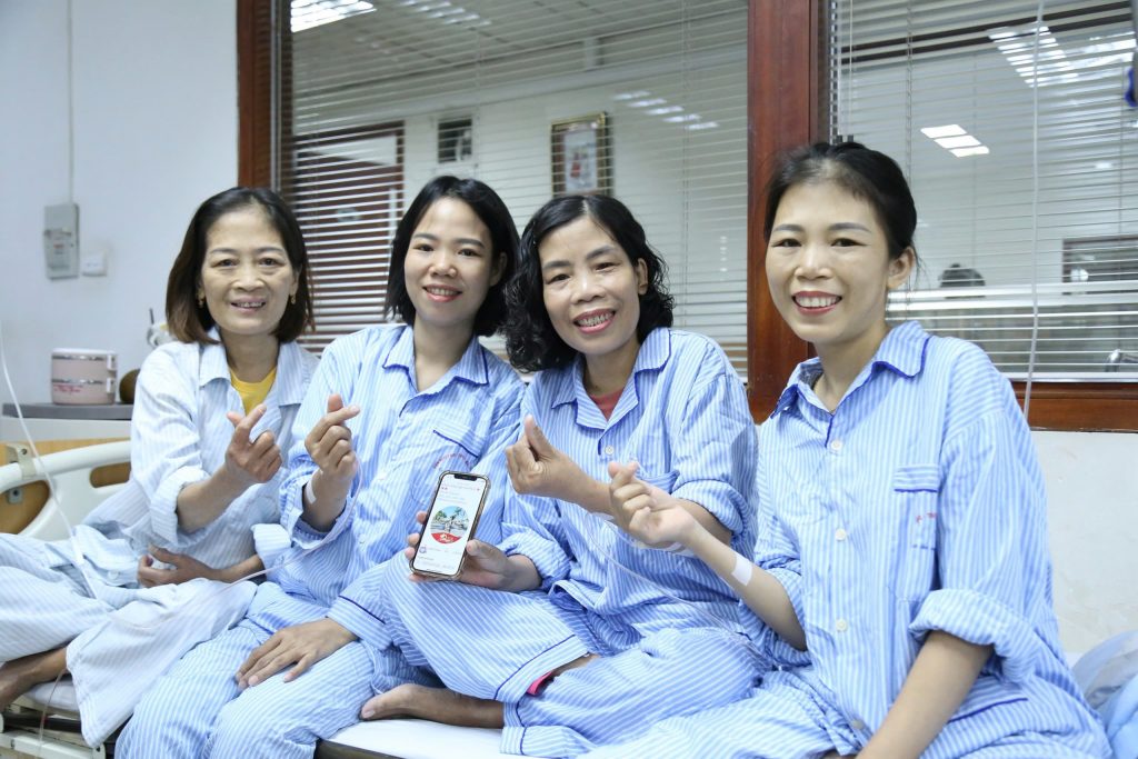 Nguyen Thi Kim Tuyen (thu 2 tu trai sang) va Lo Thi Cuong (nguoi dau tien ben tay phai) cung nhieu nguoi benh tan mau bam sinh la nhung “chien binh dung cam”. Anh: Gia Thang