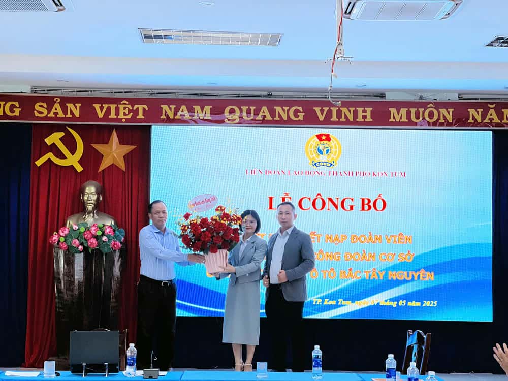 Lanh dao LDLD tinh tang hoa chuc mung Cong doan co so Cong ty co phan O to Bac Tay Nguyen. Anh: Thanh Tuan