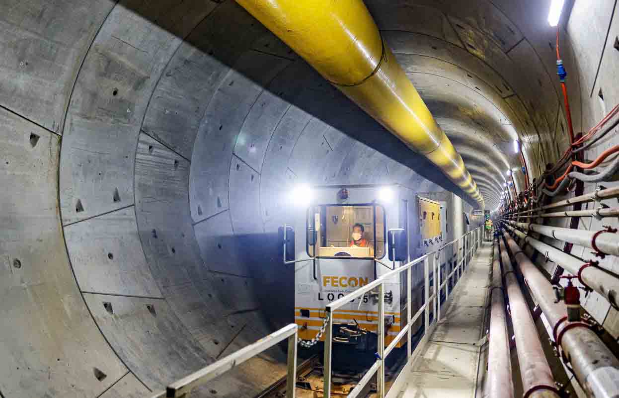 Ingenieros y trabajadores en la estacion de metro de la linea ferroviaria urbana de Nhon - estacion de Hanoi. El autor de la imagen: