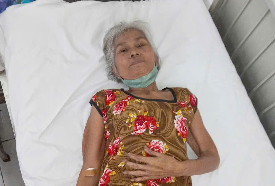 The U80 woman has cancer and lives by the love of society. Photo: Hoang Loc