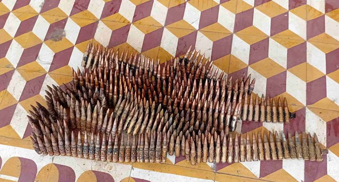 Người dân ở Đà Nẵng phát hiện 2 thùng đạn hơn 400 viên khi đào móng nhà