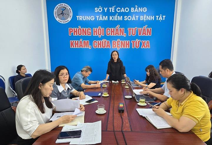 Hop truc tuyen voi Trung tam Y te cac huyen, Tram Y te xa ve trien khai cac bien phap phong chong dich benh ho ga. Anh: Trong Thu