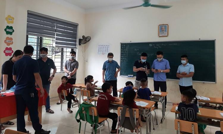 Kiểm tra dịch tễ tại điểm trường Phiêng Pán, Trường Tiểu học Cần Nông (Hà Quảng). Ảnh: Hoàng Trang