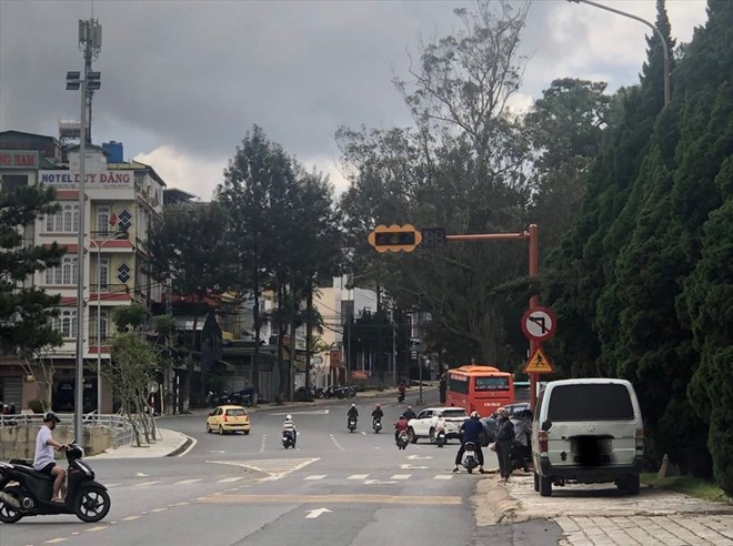 Una luz de trafico en Lin Dong. Ilustracion de Hyo Long