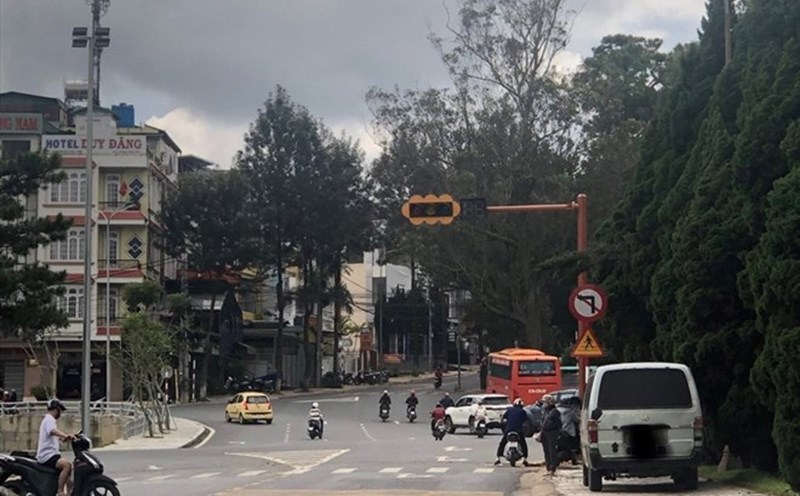 Traffic lights in Lam Dong. Illustrative photo: Huu Long