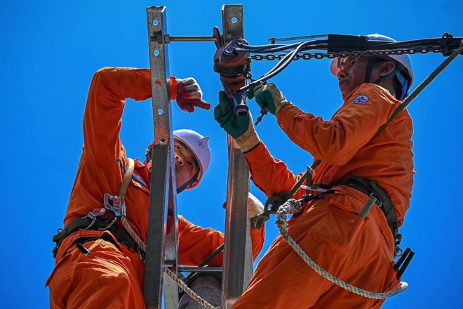 If Vietnam maintains electricity prices lower than actual costs for the long term, there will be a potential risk of imbalance in infrastructure investment, not ensuring stable electricity supply, and lack of sustainability in the long term. Photo: EVN