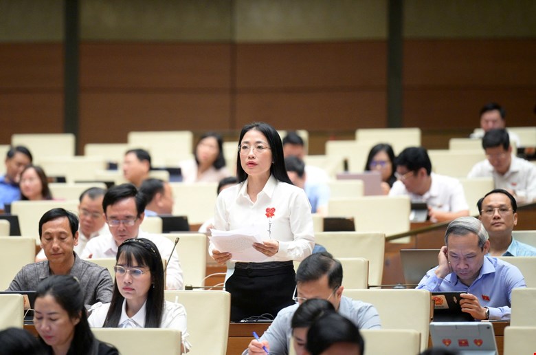 National Assembly delegate Tran Khanh Thu talked about the widespread buying and selling of cyanide, many cases of chemical poisoning. Photo: Quochoi.vn