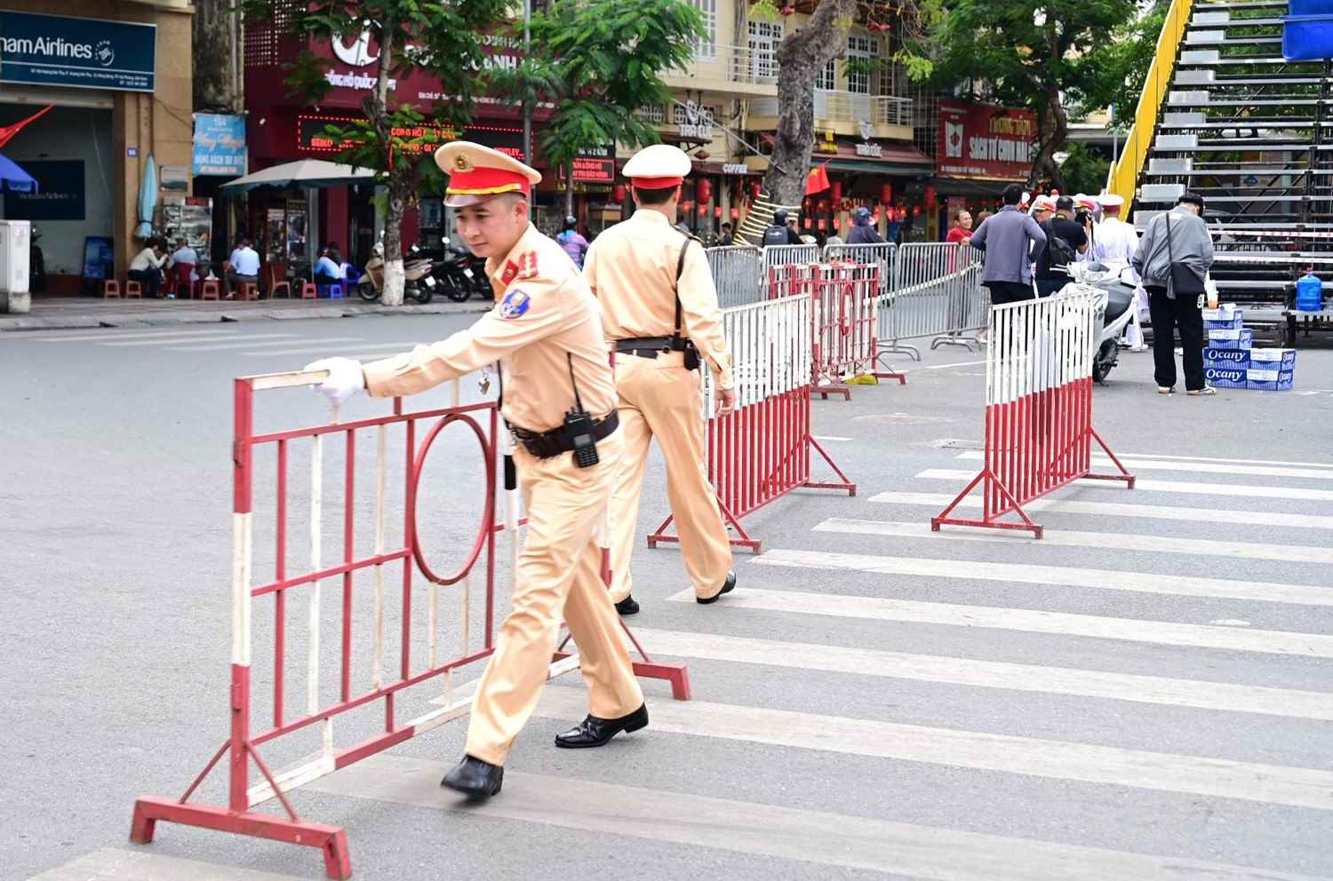Hai Phong dividio el flujo de trafico en el 70 aniversario de la liberacion de Hai Phong y el Red Phoenix Flower Festival. Foto: Policia de Hai Phong
